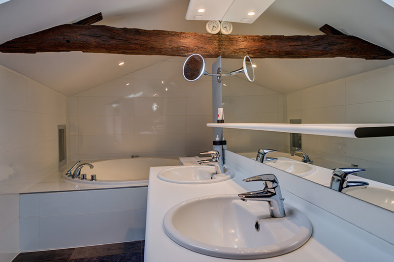 Salle-de-bain retouchée